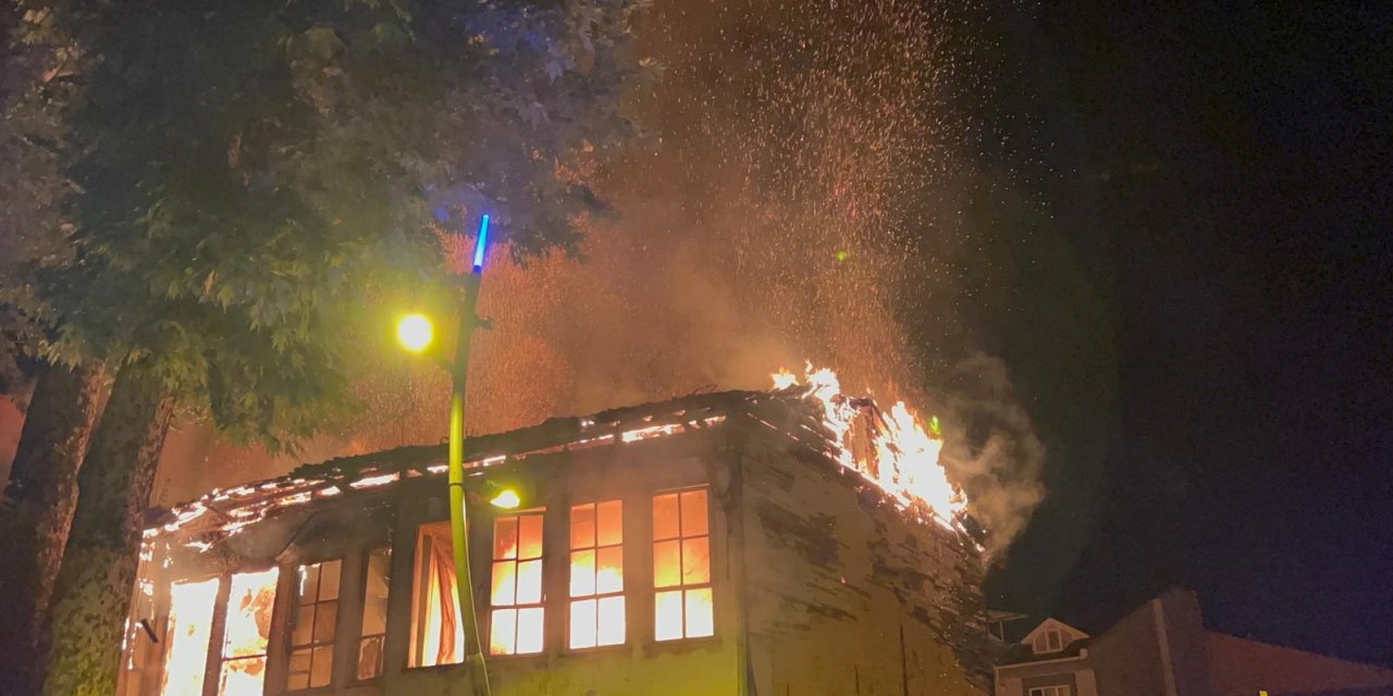 İki katlı ahşap bina alev alev yandı