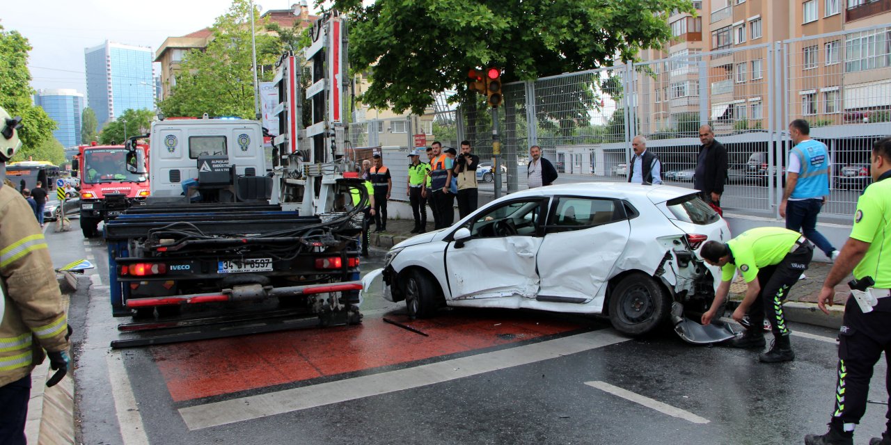 Beşiktaş'ta servis minibüsü otomobile çarptı: 4 yaralı