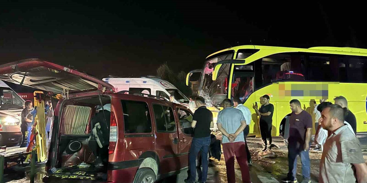 Akhisar’da otobüs ile hafif ticari araç çarpıştı: 1 ölü
