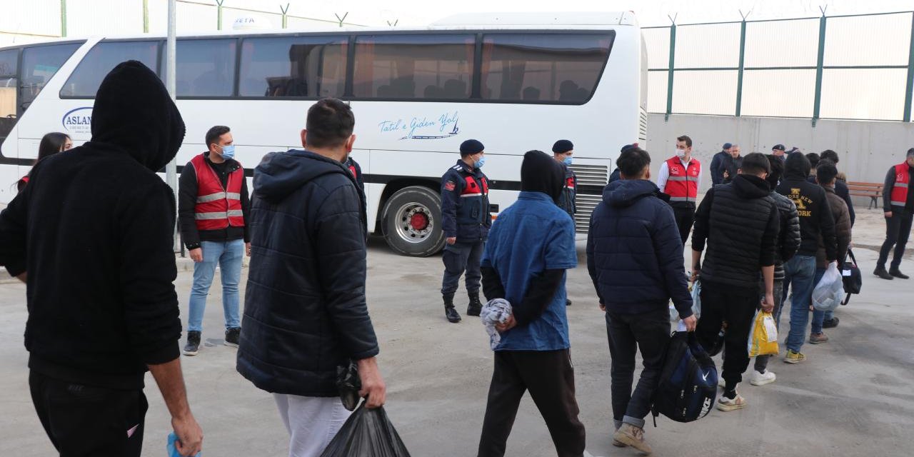 Son bir haftada 2 bin 253 düzensiz göçmen sınır dışı edildi