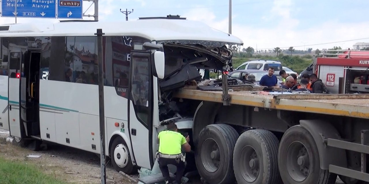 TIR'a çarpan tur midibüsünün sürücüsü öldü, 1'i ağır 5 turist yaralı