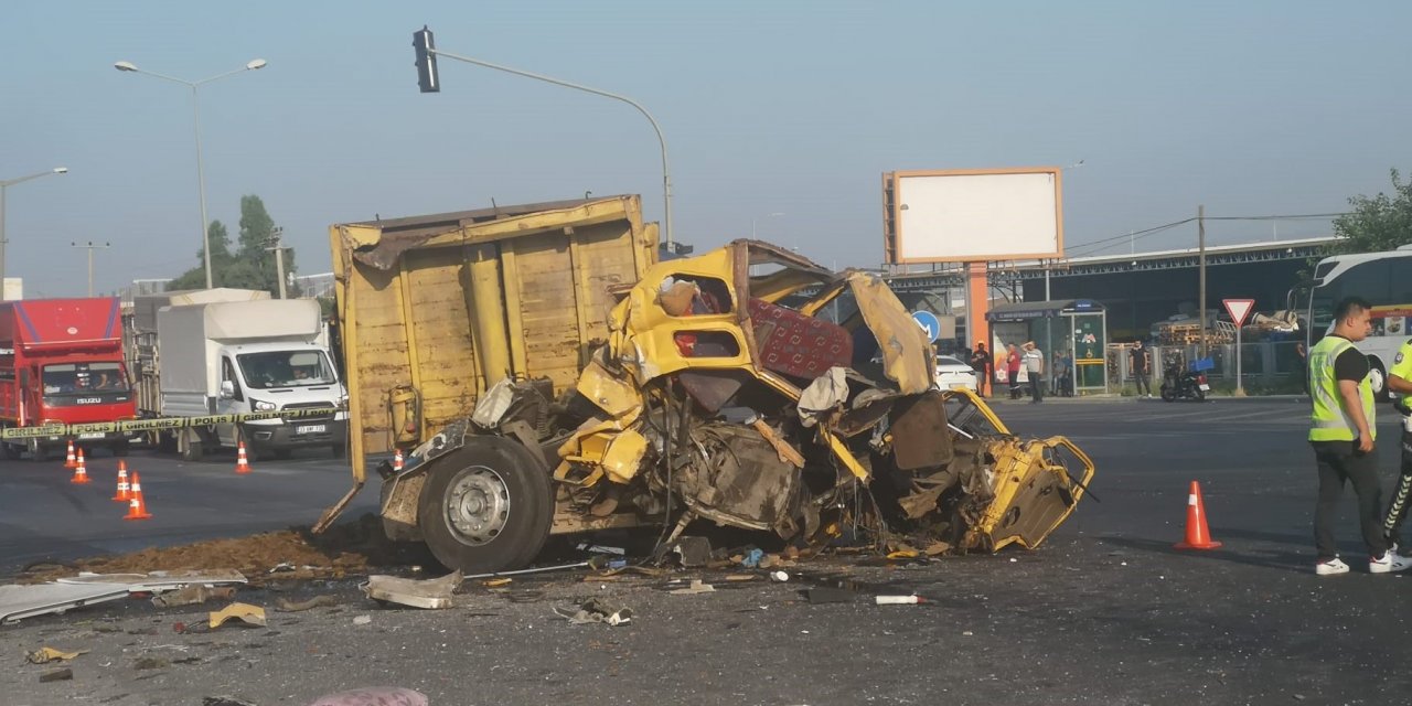 Mersin'de yolcu otobüsü ile kamyon çarpıştı: 1 ölü, 28 yaralı