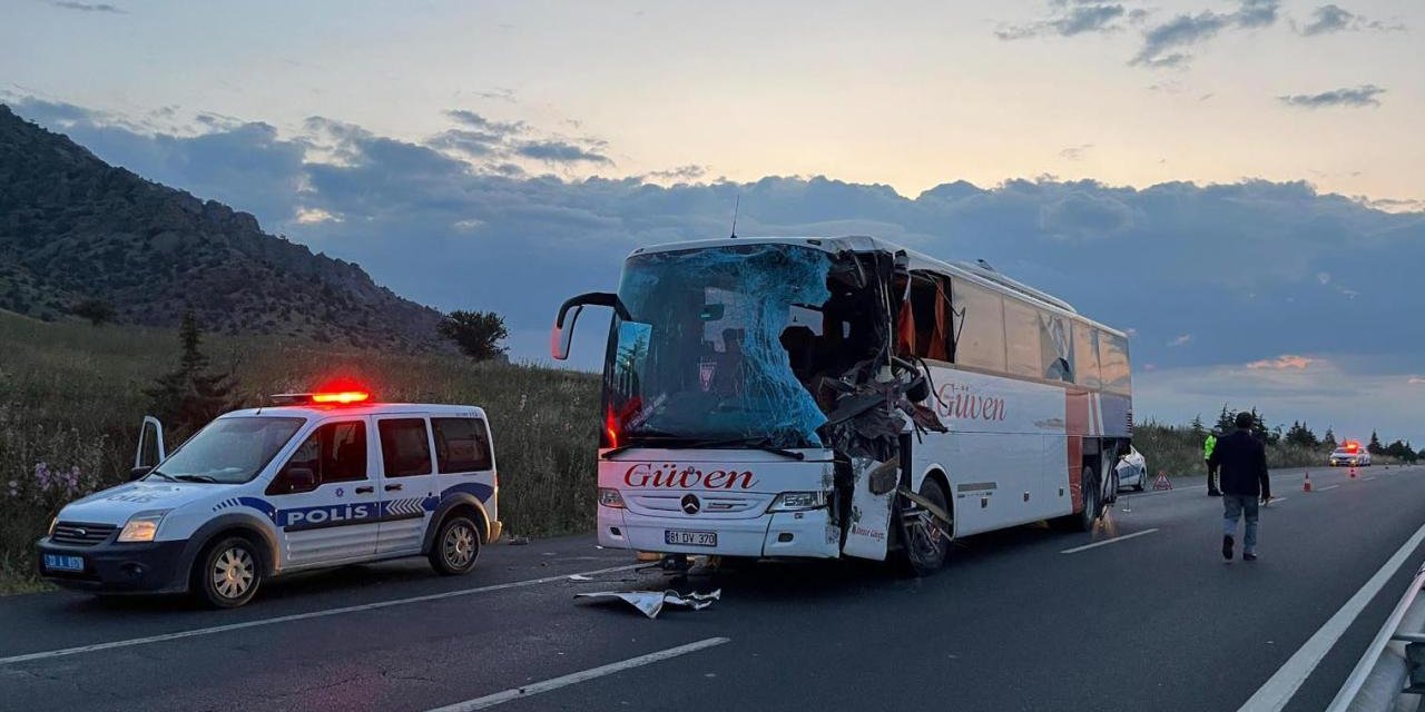 Tır yolcu otobüsüyle çarpıştı: 2 ölü, 6 yaralı