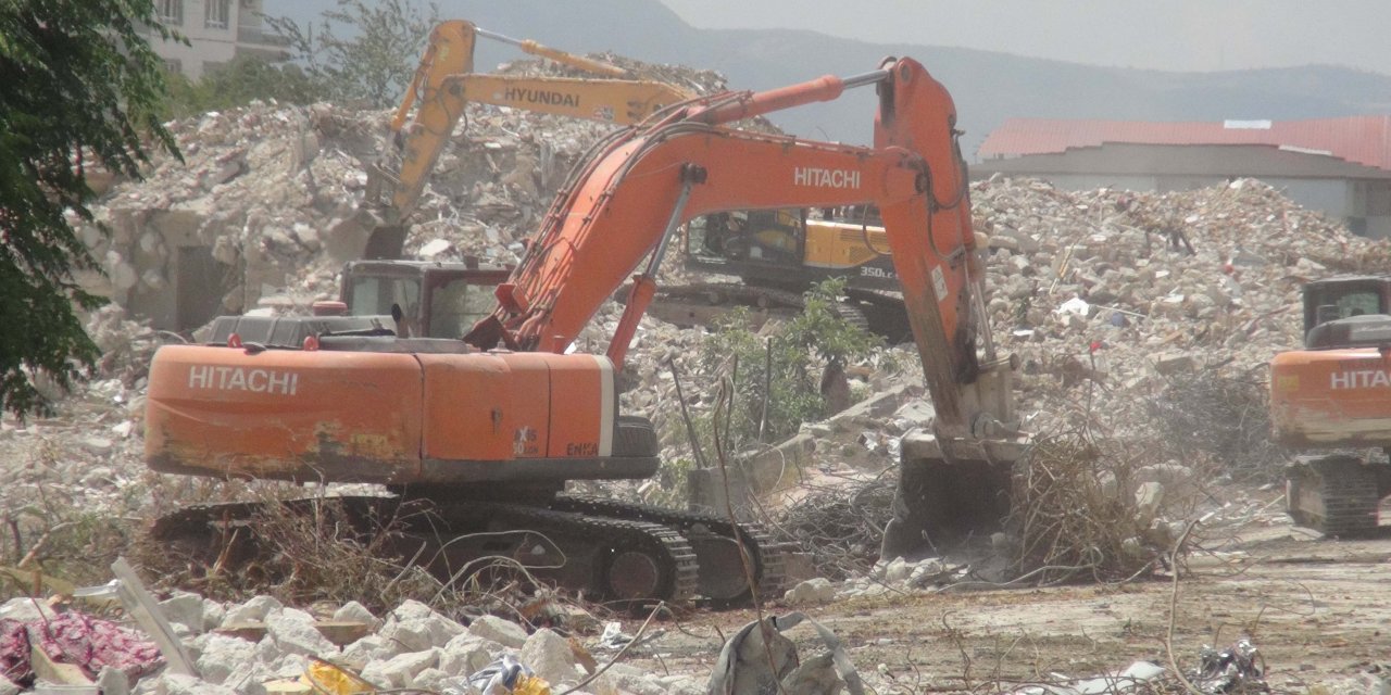 Depremin yıktığı Hatay'da ağır hasarlı binaların yıkımı sürüyor