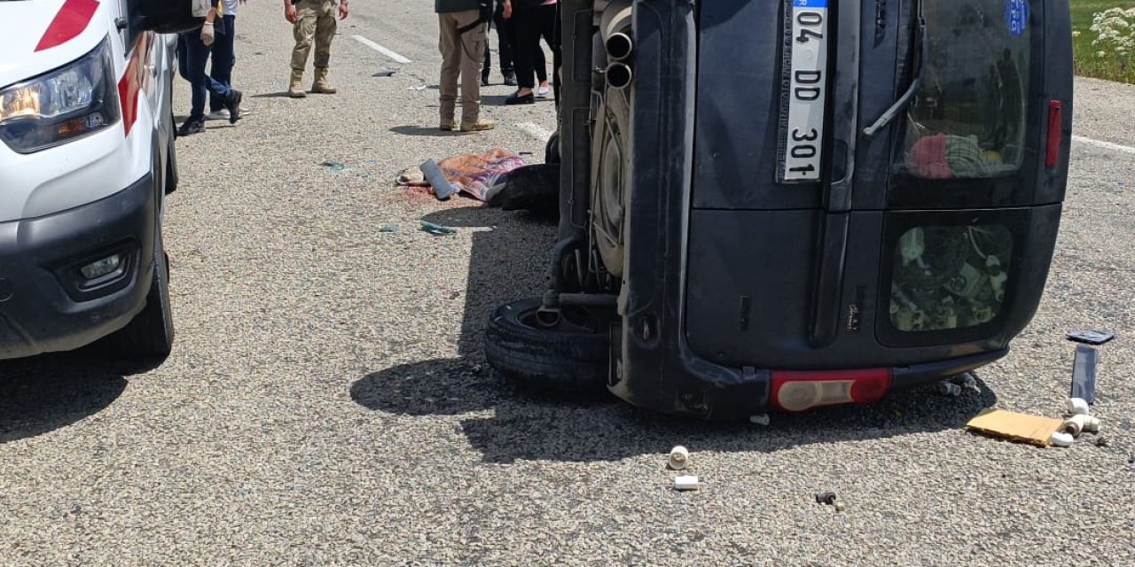 Ağrı'da hafif ticari araç devrildi: 1 çocuk öldü, 6 yaralı