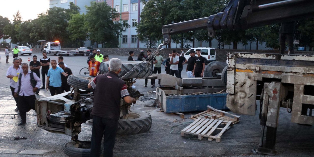 Traktör ile servis minibüsü çarpıştı: 1 ölü, 1 yaralı