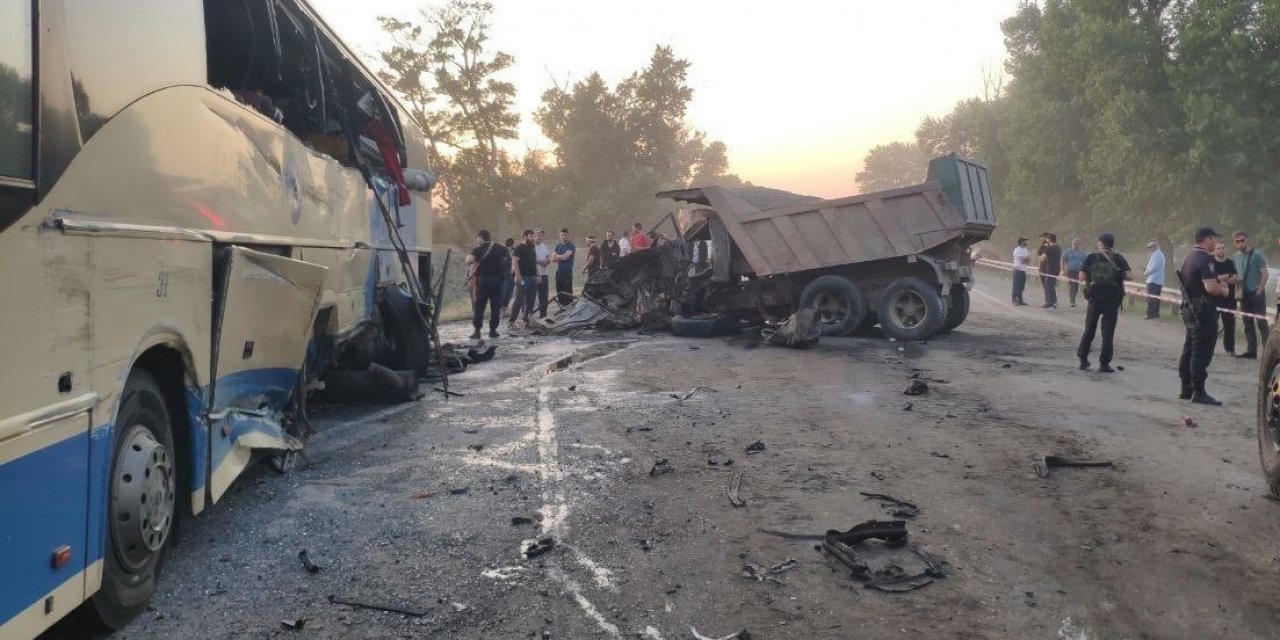 Dağıstan Özerk Cumhuriyetinde yolcu otobüsü, otomobil ve kamyonla çarpıştı: 8 ölü
