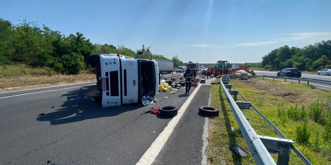 Tır devrildi; İstanbul-Edirne Otobanı trafiğe kapandı