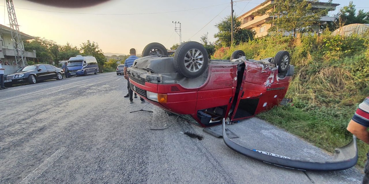 İşçilerin taşındığı minibüs ile otomobil çarpıştı: 7 yaralı