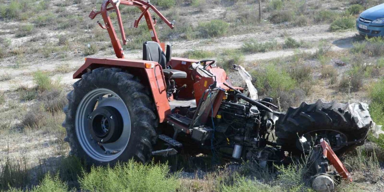 Konya’da traktör taşıyan tır devrildi