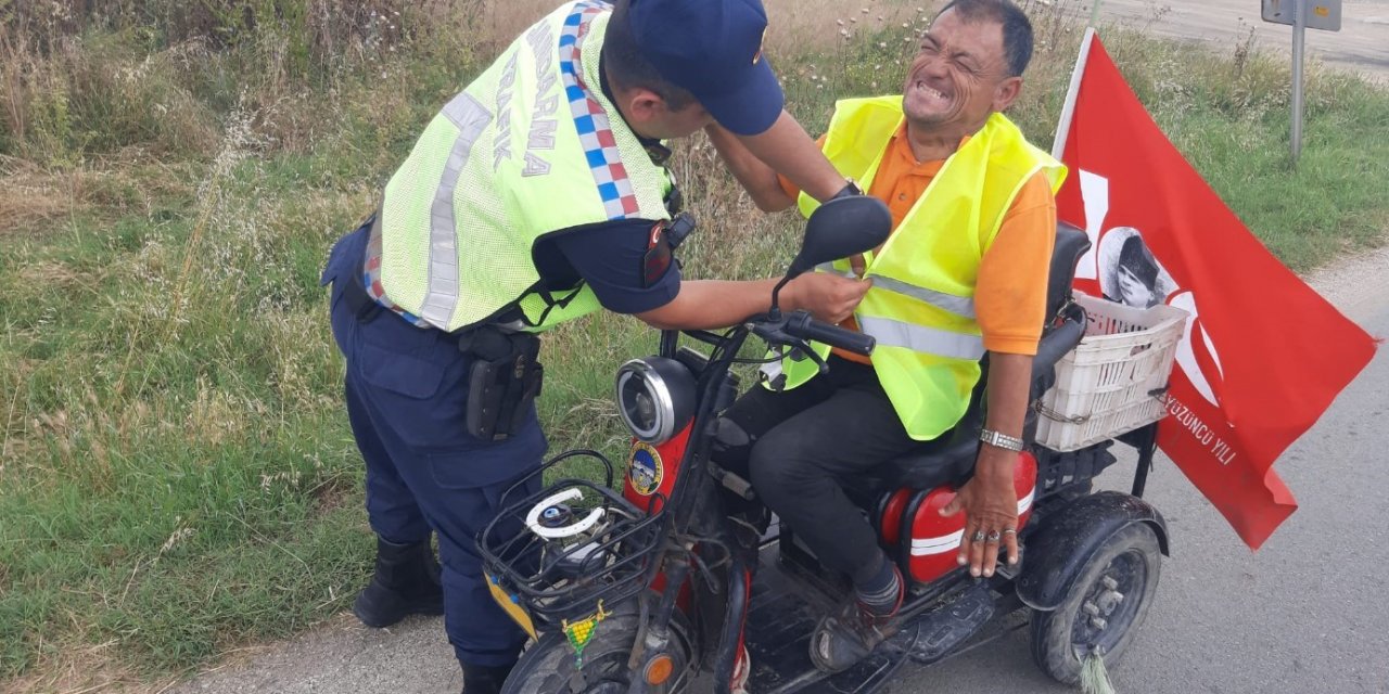 Jandarma, motosiklet sürücülerine reflektif yelek dağıttı