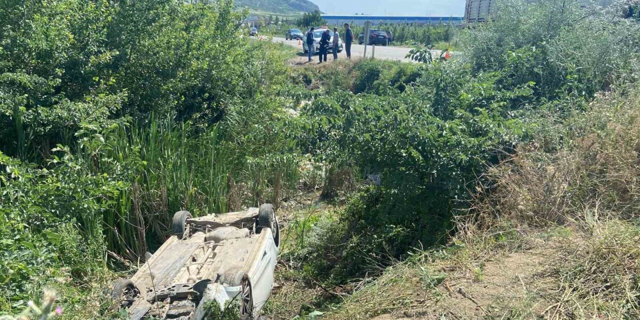 Isparta Konya karayolunda otomobil dere yatağına düştü, 4 kişi yaralandı