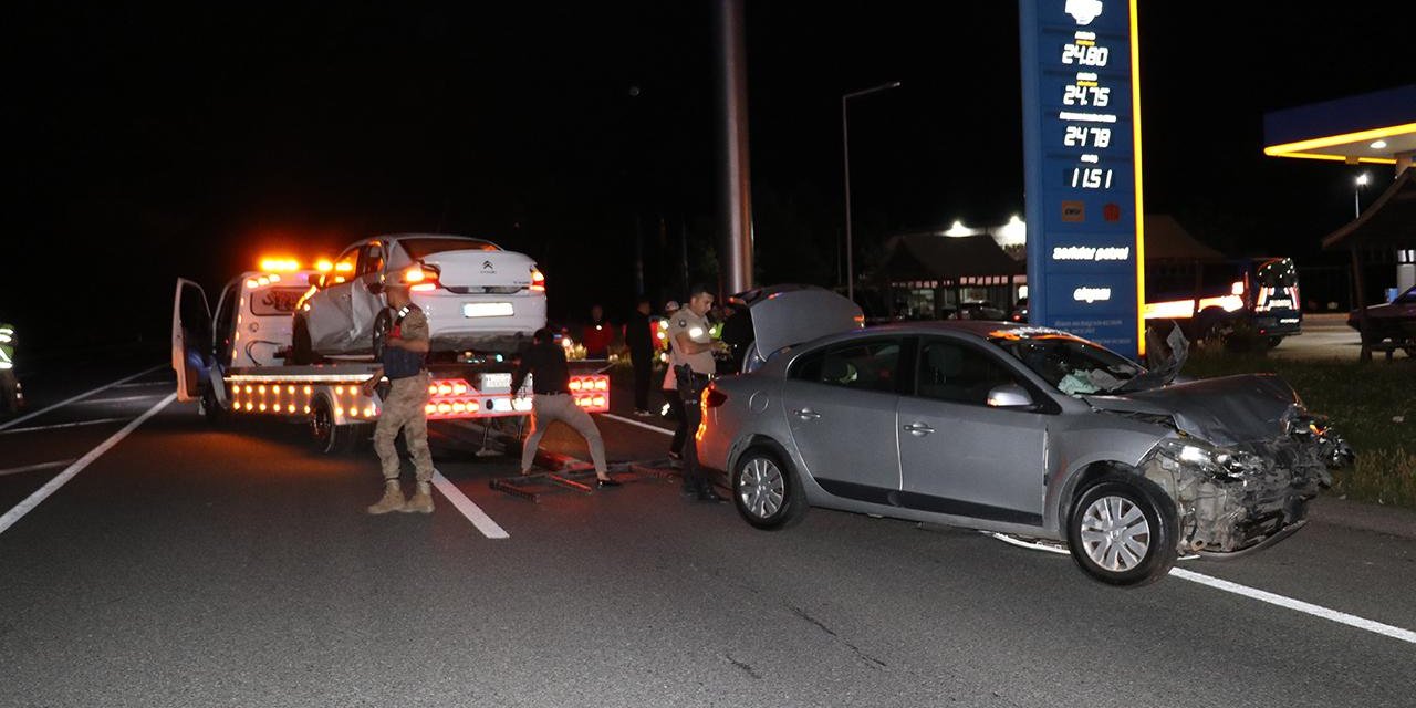 İki otomobil feci şekilde çarpıştı