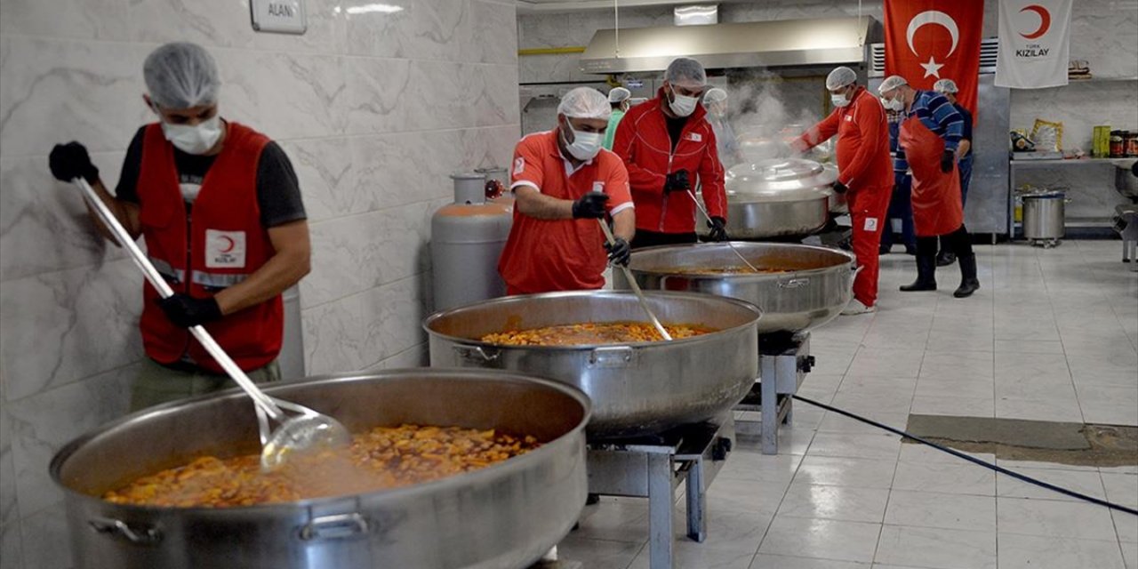 Türk Kızılay deprem bölgesinde yemek dağıtımını sürdürüyor