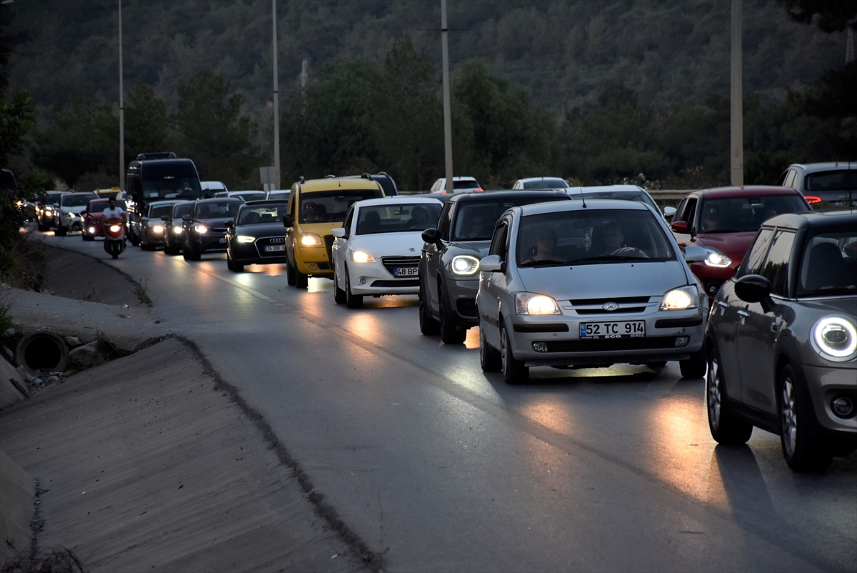 Tatil şehirlerinde yollar yoğunluktan kapandı  Pahalı olduğunu bile bile akın ettiler