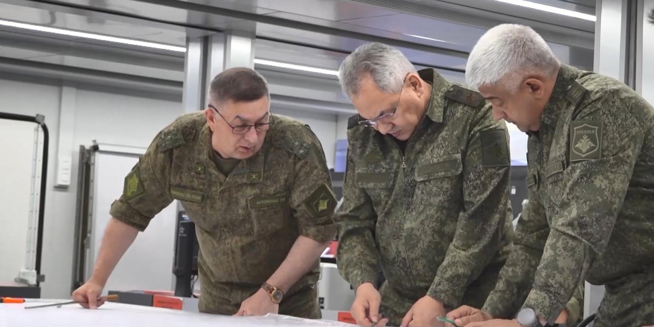 Rusya Savunma Bakanı Şoygu, Ukrayna’daki askeri merkezi ziyaret etti