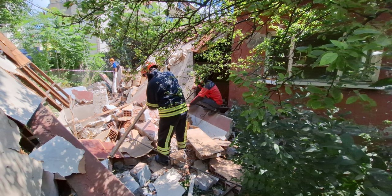 Demir kestikleri evin tavanının çökmesi sonucu 1'i çocuk 2 kişi öldü