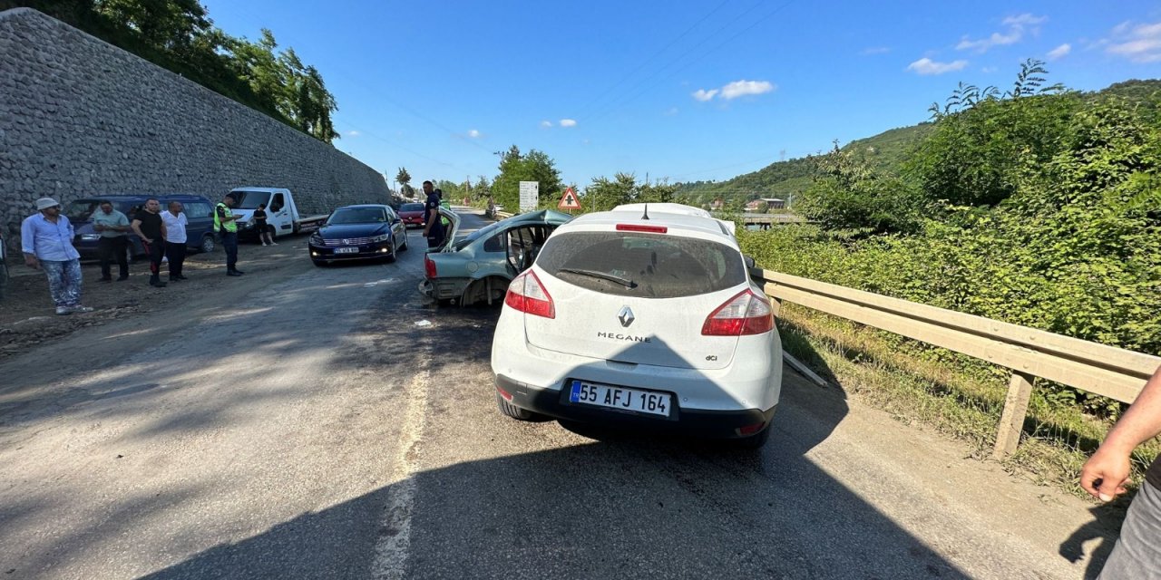 Freni patlayan otomobil karşı şeride geçerek otomobille çarpıştı: 1 ölü, 4 yaralı