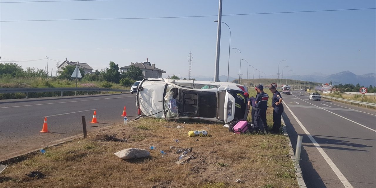 Konya'da refüje çarpa otomobildeki 4 kişi yaralandı