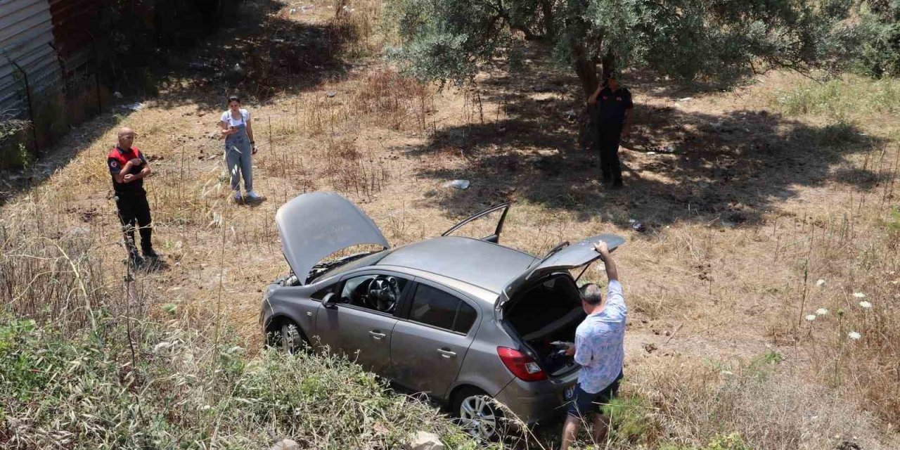 Otomobilinin el frenini çekmeyi unuttu, metrelerce peşinden koştu