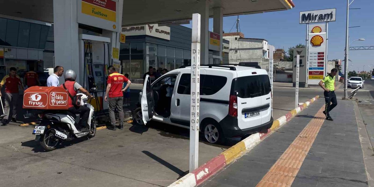 Çarpışan otomobillerden biri petrol istasyonuna daldı: 1’i çocuk 5 yaralı