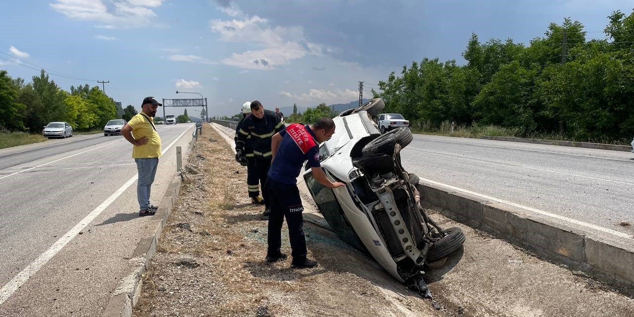 Kontrolden çıkan otomobil refüjde ters döndü, 1 kişi yaralandı