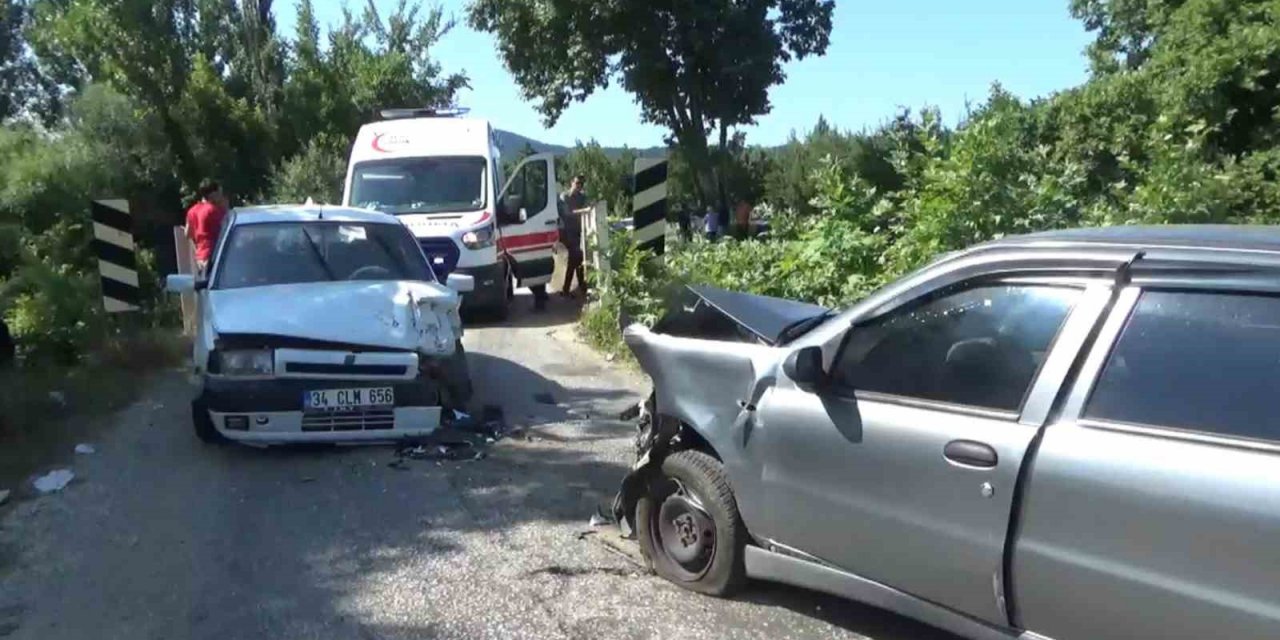 Otomobiller kafa kafaya çarpıştı: 8 yaralı