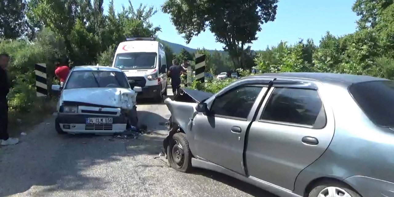 Köprü üzerinde iki otomobil çarpıştı; 8 yaralı