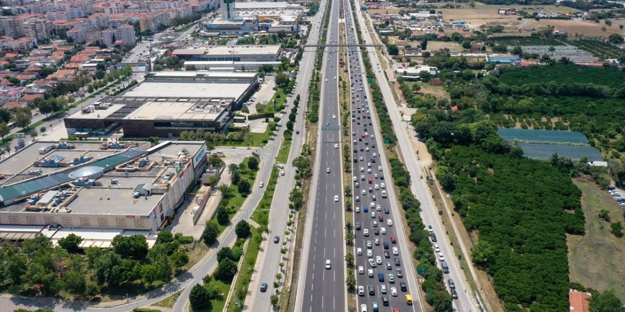 İzmir'de tatil beldelerine giden yollarda uzun araç kuyrukları oluştu