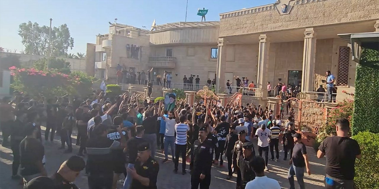 Bağdat’ta, Kur'an-ı Kerim yakılmasına tepki gösteren grup İsveç Büyükelçiliği'ni bastı