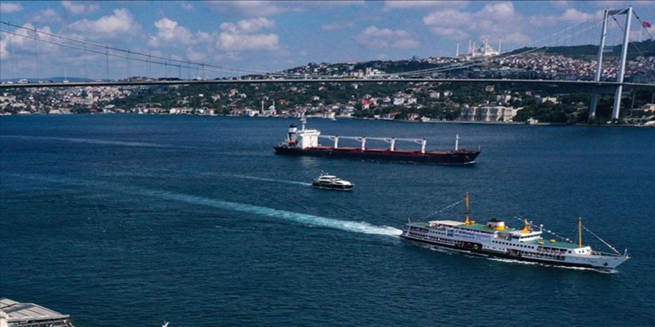 İstanbul Boğazı'nda gemi trafiği çift yönlü durduruldu