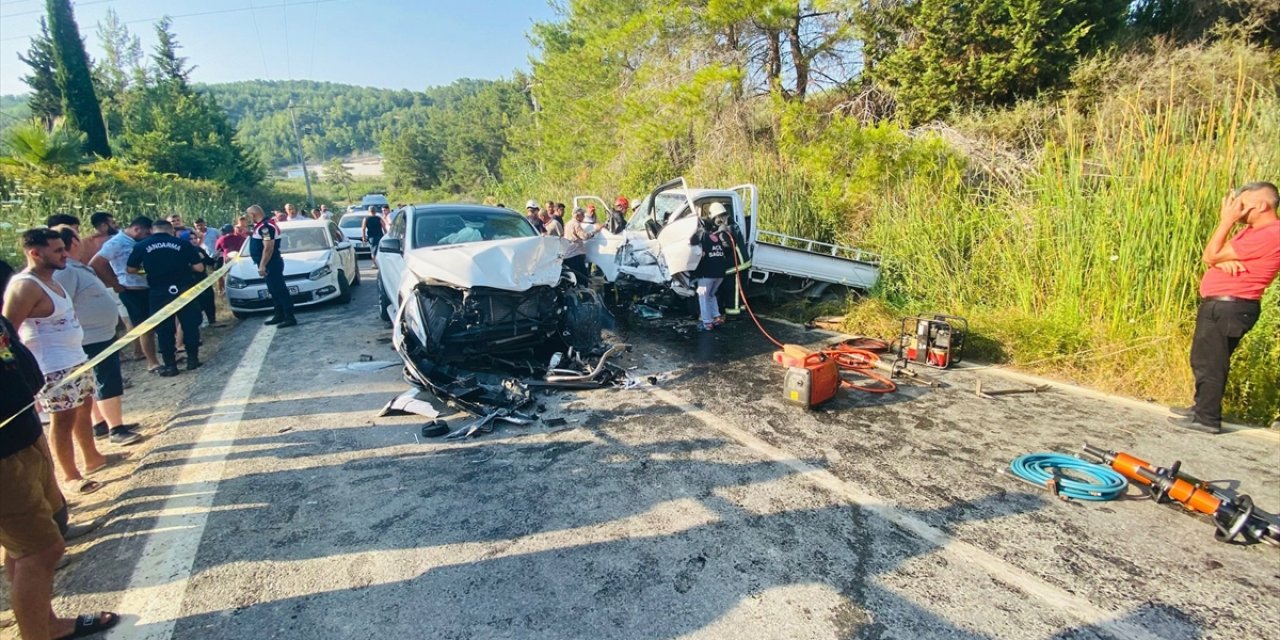 Alanya'da otomobil ile kamyonetin çarpıştı! 1 kişi öldü, 1 kişi yaralandı