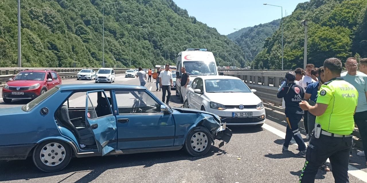 Bayram dönüş trafiğinde 7 araç birbirine girdi