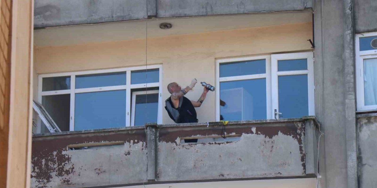 Geçen yıl pompalı tüfekle dehşet saçmıştı, bugün de kız arkadaşını rehin aldı