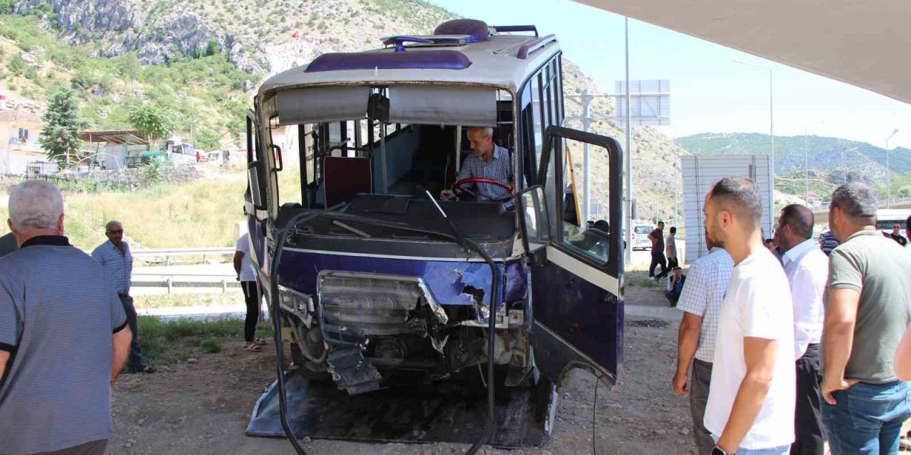 Otomobille çarpışan minibüs köprü ayağına daldı: 8 yaralı