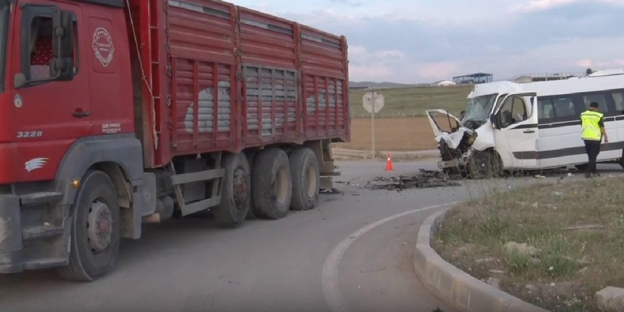 İşçileri taşıyan servis aracı kamyonla çarpıştı: 10 yaralı