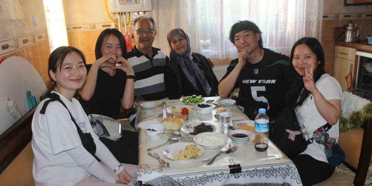 Güney Koreli üniversite öğrencileri Konya'da mola verdi... İki yemeği çok sevdiler