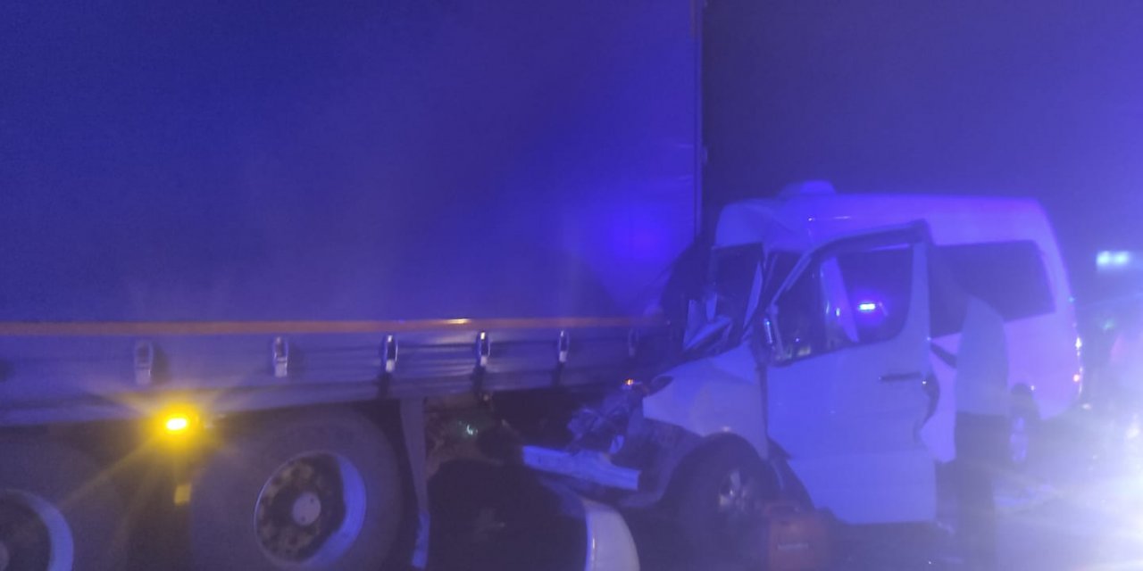 Kırkpınar güreşçilerini taşıyan minibüs TIR'a çarptı: 9 yaralı