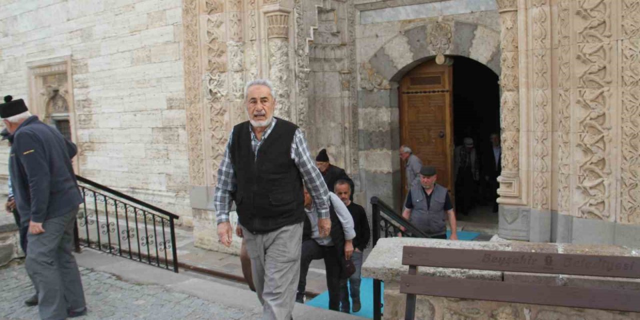 Konya'nın tarihi camisine bayram tatilinde ziyaretçi akını