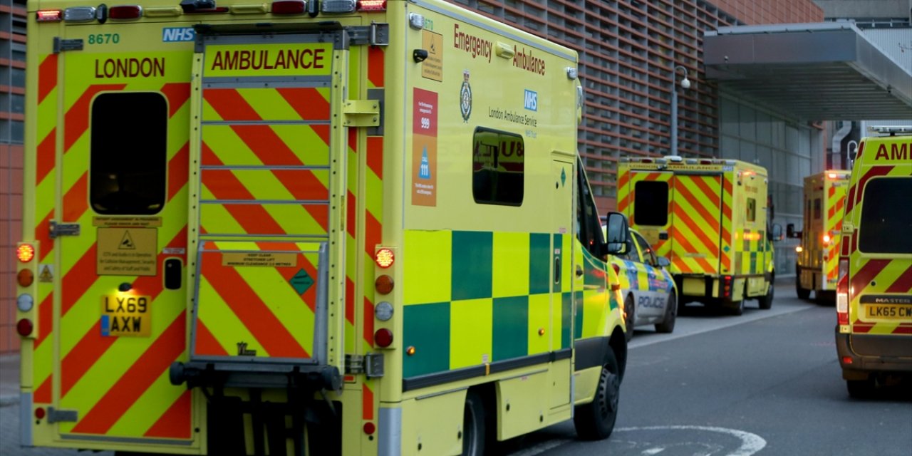 Londra'da otomobil ilkokul binasına çarptı, 7'si çocuk 9 kişi yaralandı