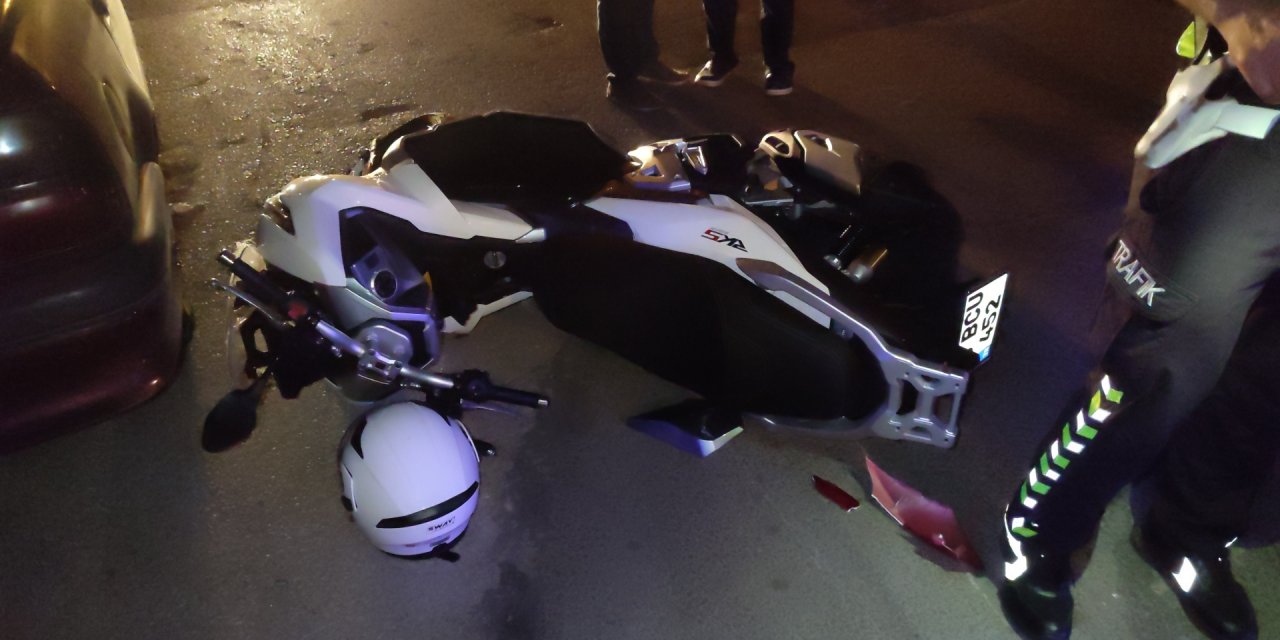 İki motosiklet çarpıştıktan sonra yayaların arasına savruldu: 5 yaralı