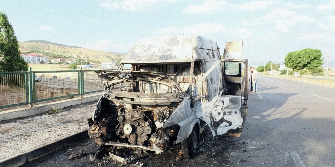 Seyir halindeyken alev alan minibüs yandı