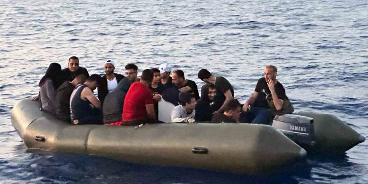 16 düzensiz göçmen kurtarıldı