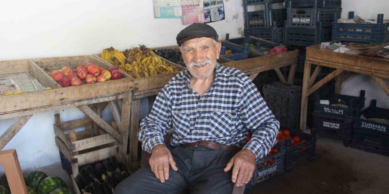 Konya'daki çınar yaşına rağmen işini bırakmıyor
