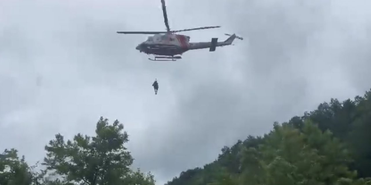 Yağmur mahsurları helikopterle kurtarıldı