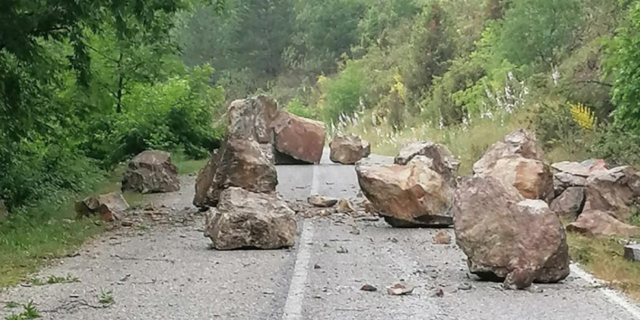 Kütahya'da kaya düşen yol trafiğe kapandı