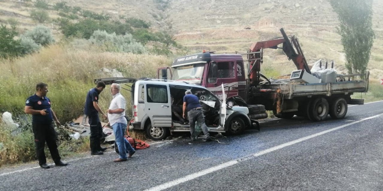 Vinçli kamyon ile hafif ticari araç çarpıştı: 1 ölü, 1 yaralı