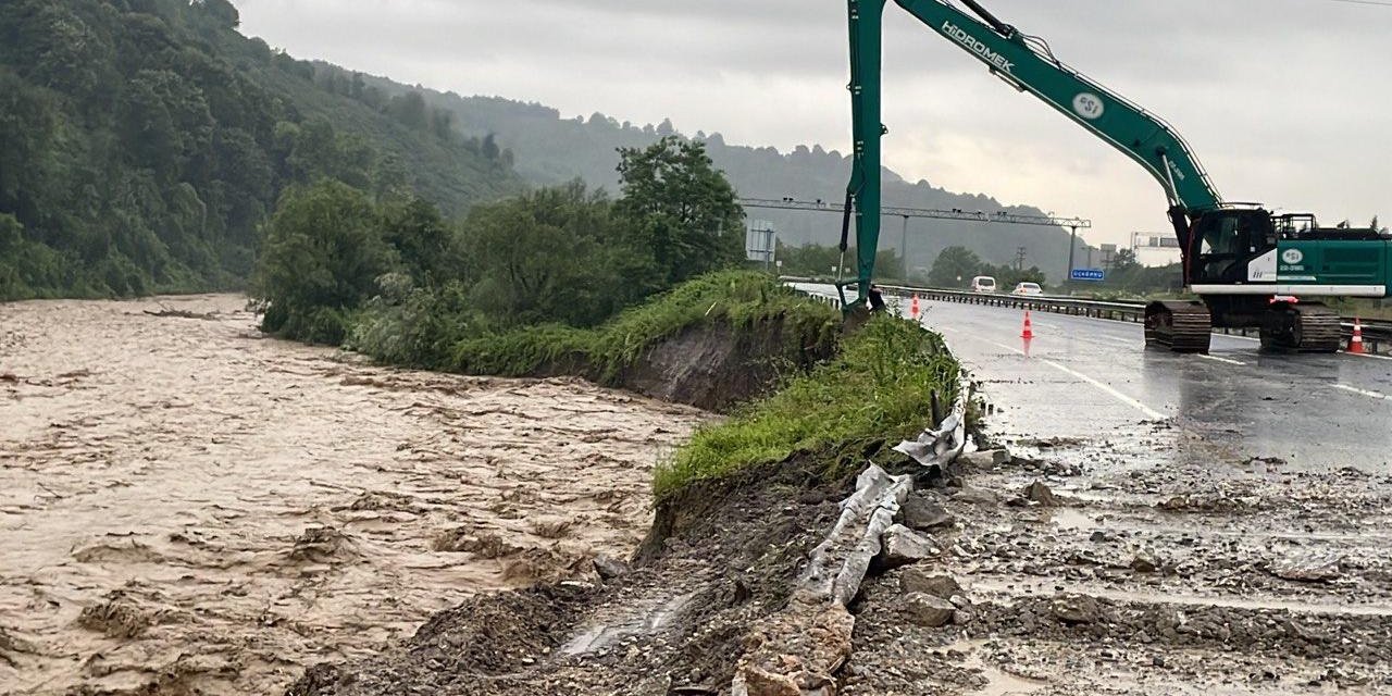 Düzce'de kara yolu ulaşıma kapatıldı, iki katlı ev yıkıldı