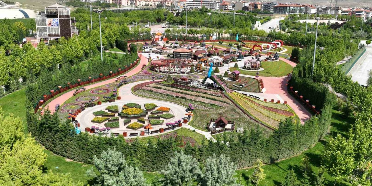 Türkiye'nin en renkli bahçelerinden biri Konya'da