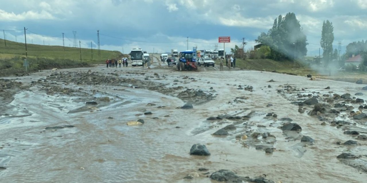 Ağrı'da sel nedeniyle kapanan yol trafiğe açıldı